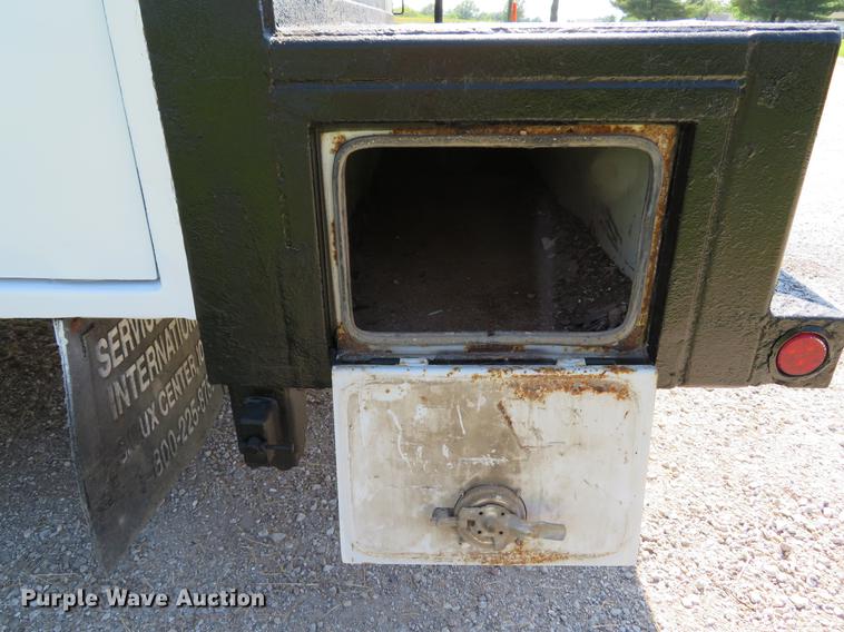 image for item DE8073 2001 Ford F550 Super Duty XL service truck with crane