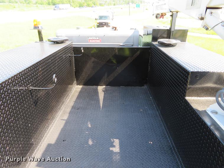 image for item DE8073 2001 Ford F550 Super Duty XL service truck with crane