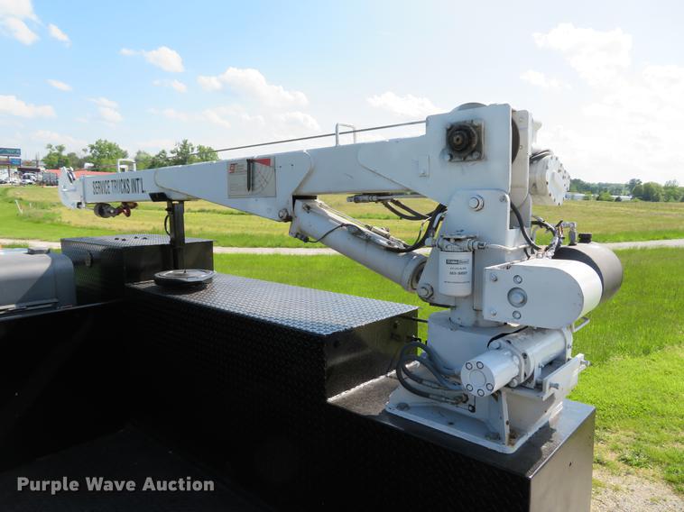 image for item DE8073 2001 Ford F550 Super Duty XL service truck with crane