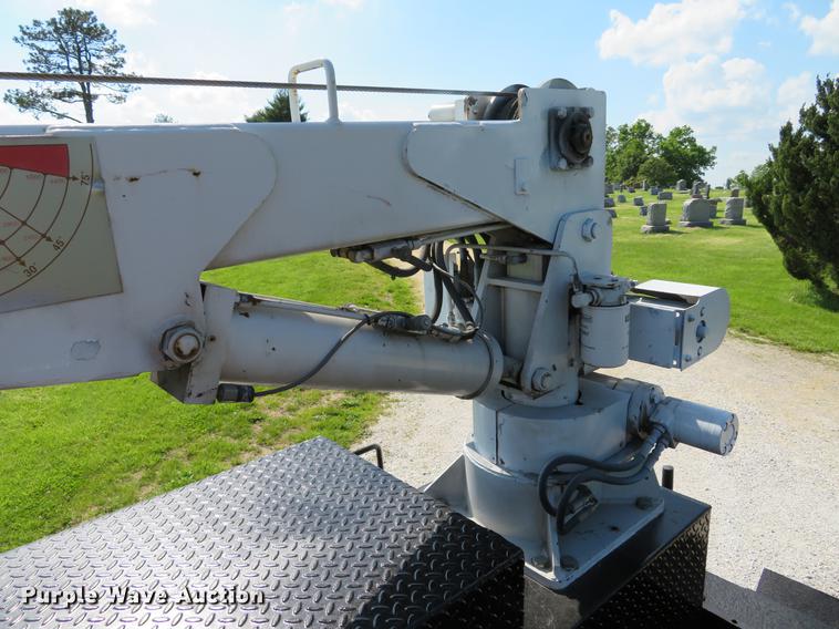 image for item DE8073 2001 Ford F550 Super Duty XL service truck with crane