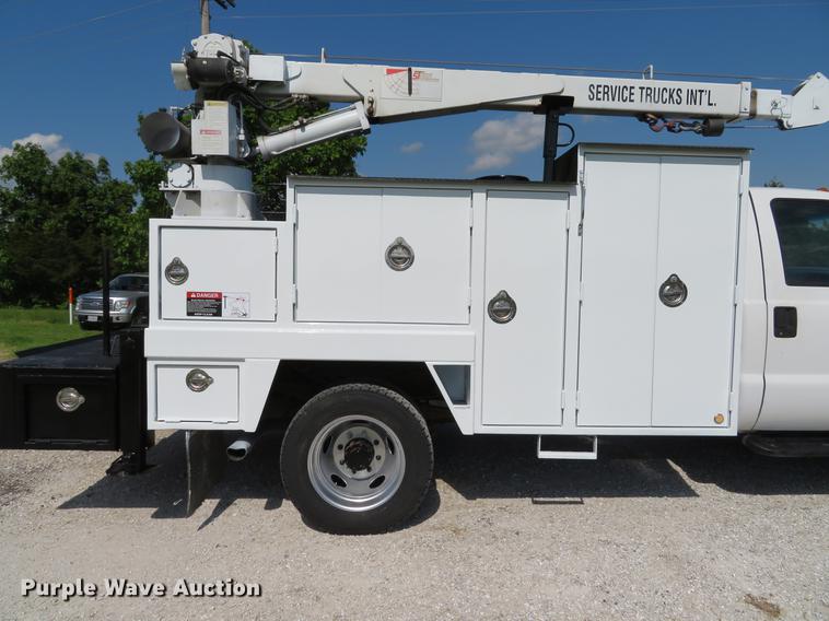 image for item DE8073 2001 Ford F550 Super Duty XL service truck with crane