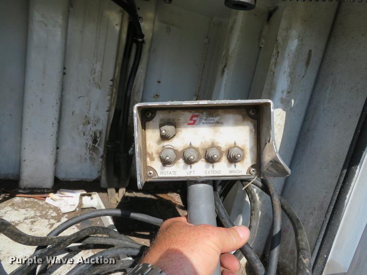 image for item DE8073 2001 Ford F550 Super Duty XL service truck with crane