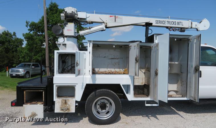 image for item DE8073 2001 Ford F550 Super Duty XL service truck with crane