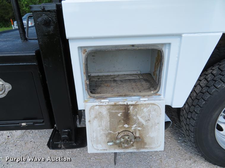 image for item DE8073 2001 Ford F550 Super Duty XL service truck with crane