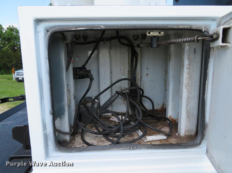 image for item DE8073 2001 Ford F550 Super Duty XL service truck with crane