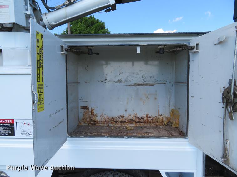 image for item DE8073 2001 Ford F550 Super Duty XL service truck with crane