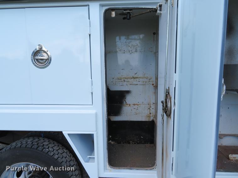 image for item DE8073 2001 Ford F550 Super Duty XL service truck with crane