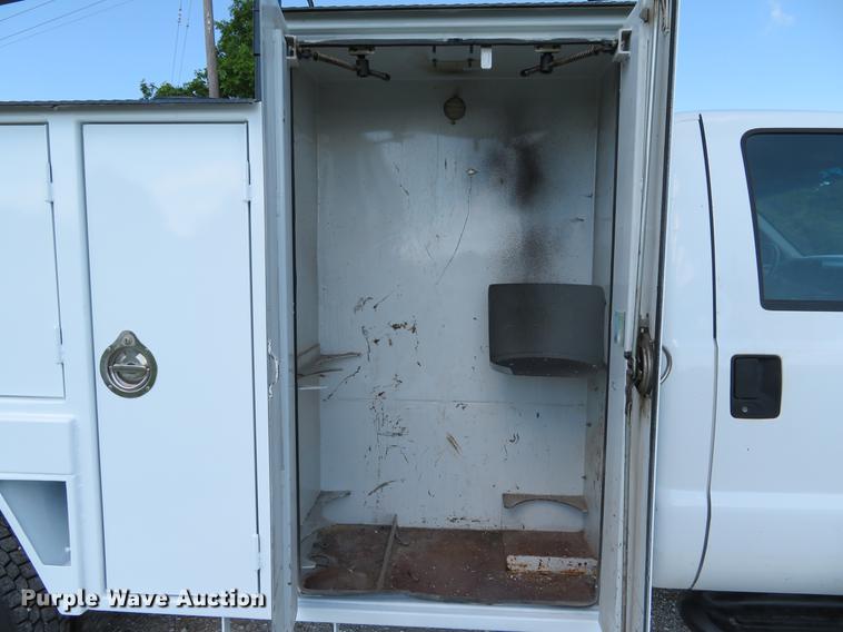 image for item DE8073 2001 Ford F550 Super Duty XL service truck with crane