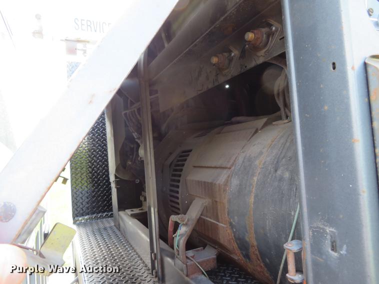 image for item DE8073 2001 Ford F550 Super Duty XL service truck with crane