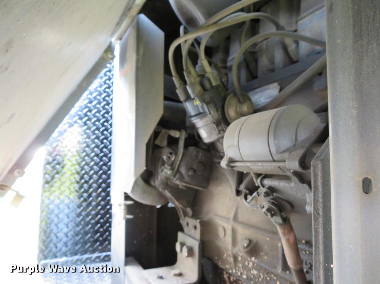 image for item DE8073 2001 Ford F550 Super Duty XL service truck with crane