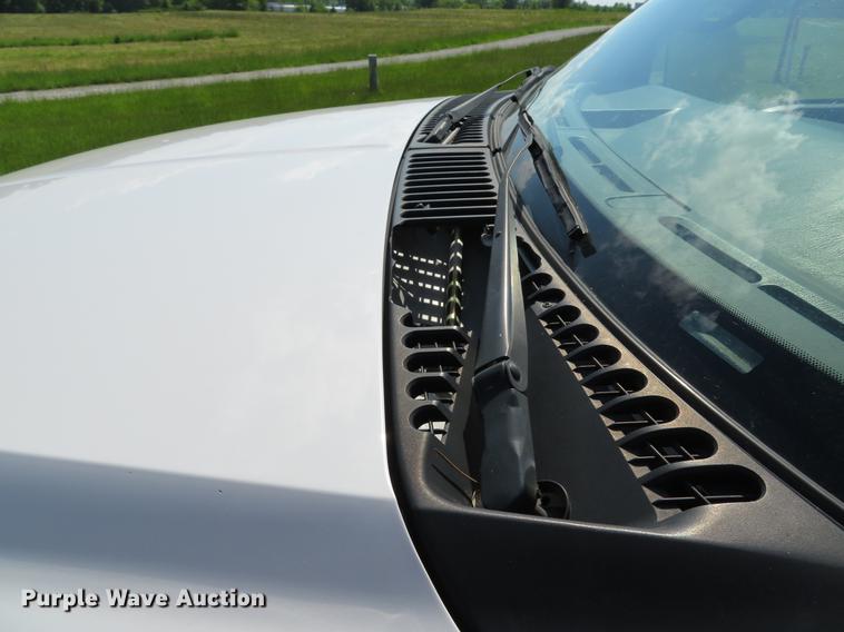 image for item DE8073 2001 Ford F550 Super Duty XL service truck with crane