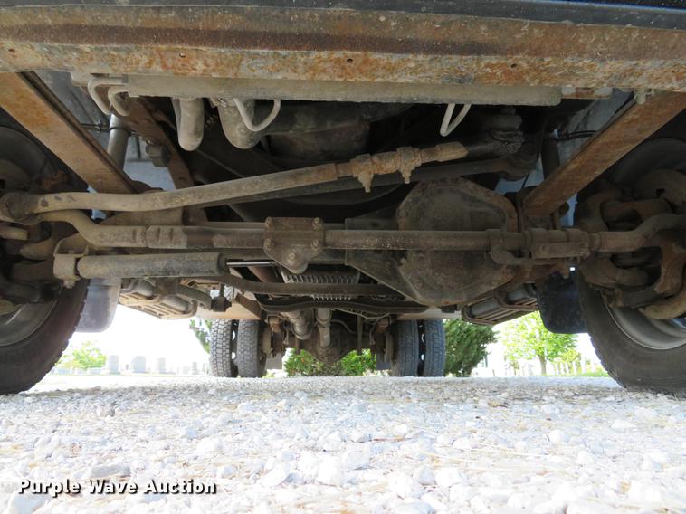 image for item DE8073 2001 Ford F550 Super Duty XL service truck with crane