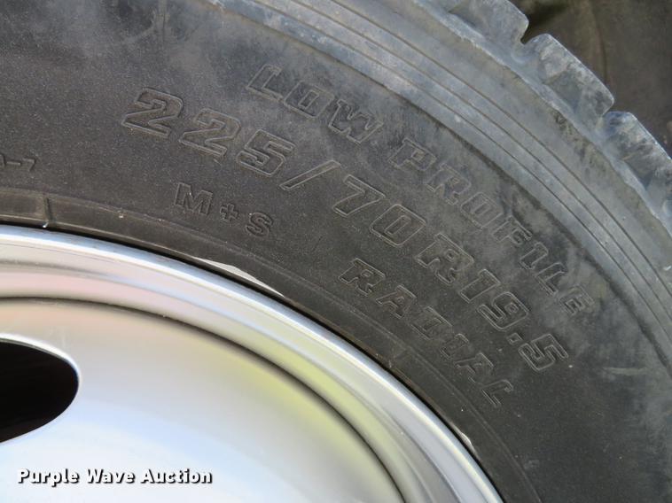 image for item DE8073 2001 Ford F550 Super Duty XL service truck with crane