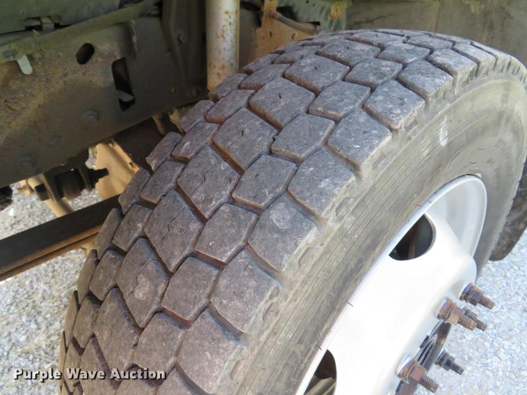 image for item DE8073 2001 Ford F550 Super Duty XL service truck with crane