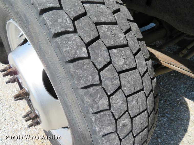 image for item DE8073 2001 Ford F550 Super Duty XL service truck with crane