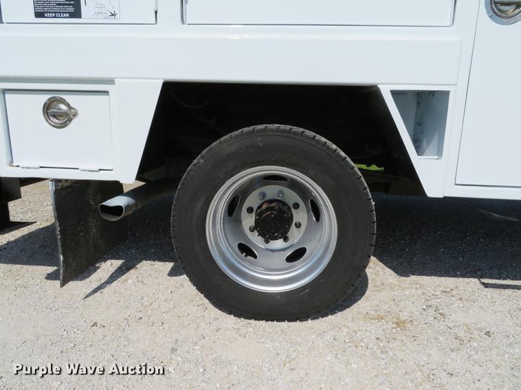 image for item DE8073 2001 Ford F550 Super Duty XL service truck with crane