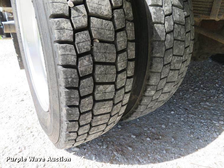 image for item DE8073 2001 Ford F550 Super Duty XL service truck with crane