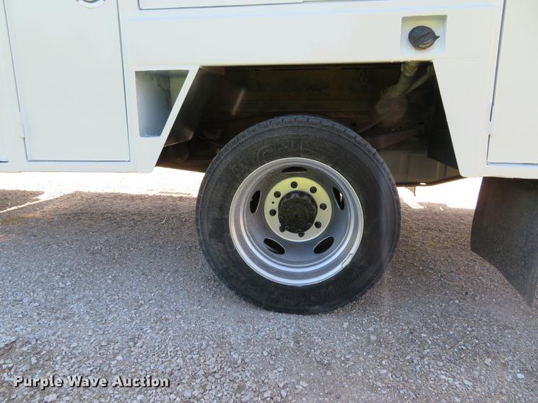 image for item DE8073 2001 Ford F550 Super Duty XL service truck with crane