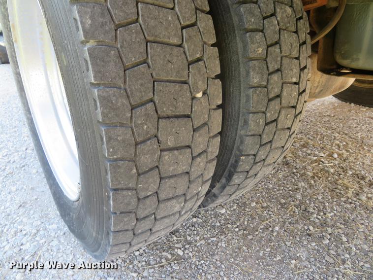 image for item DE8073 2001 Ford F550 Super Duty XL service truck with crane