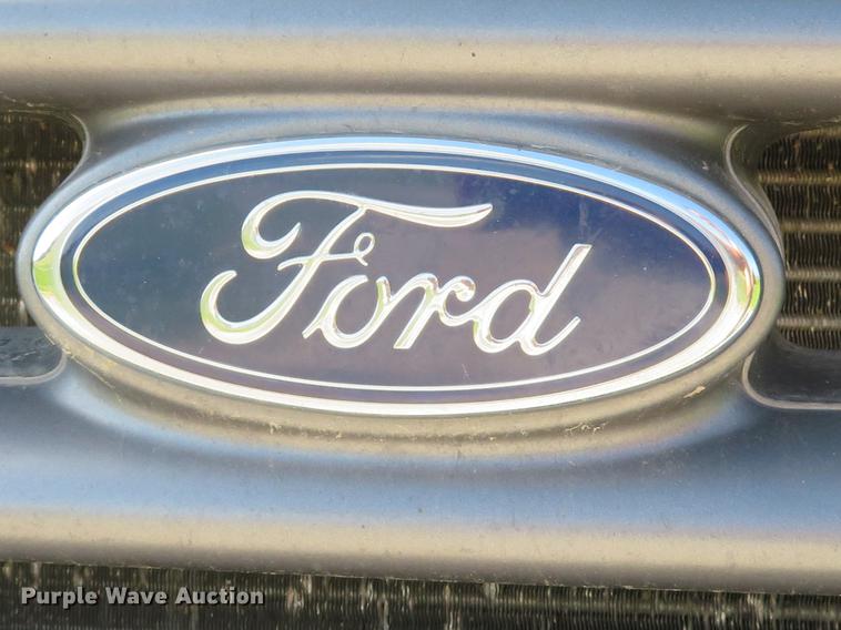 image for item DE8073 2001 Ford F550 Super Duty XL service truck with crane