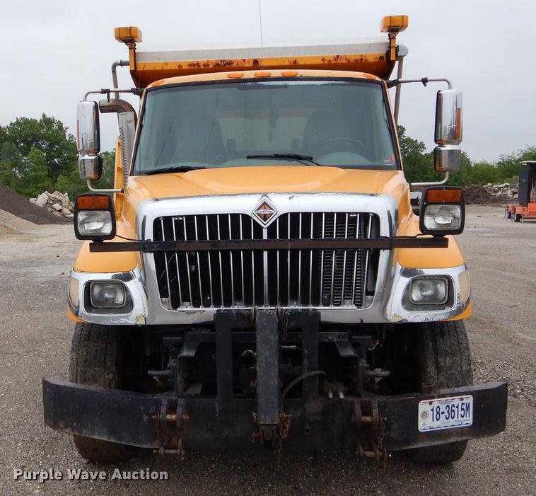 image for item DE8420 2004 International 7400 dump truck