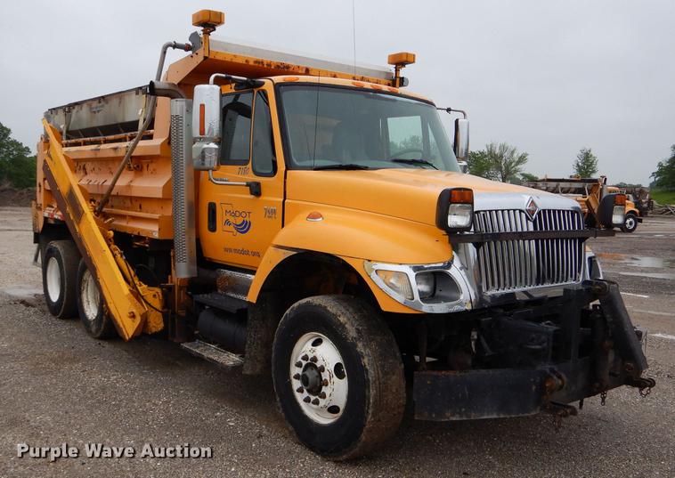 image for item DE8420 2004 International 7400 dump truck
