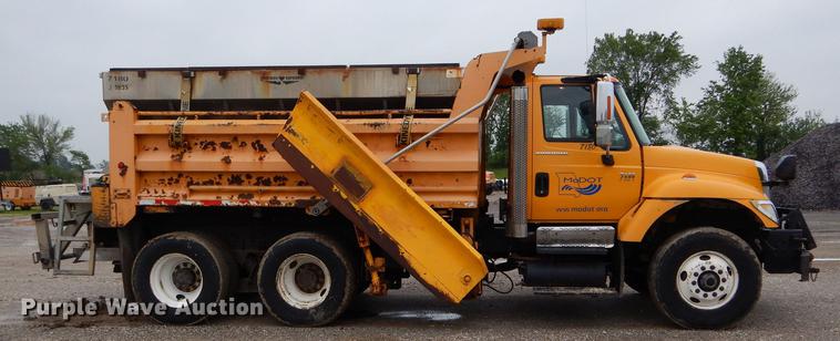 image for item DE8420 2004 International 7400 dump truck