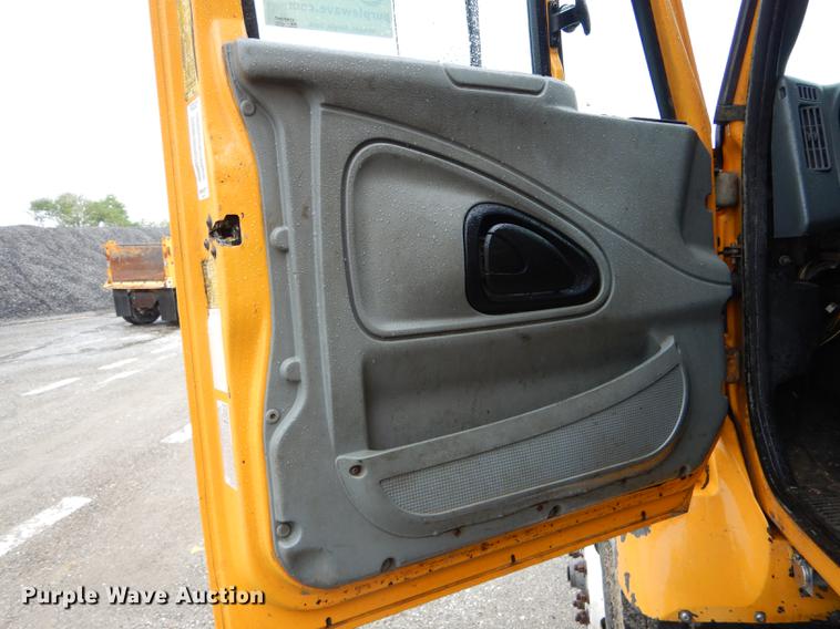 image for item DE8420 2004 International 7400 dump truck