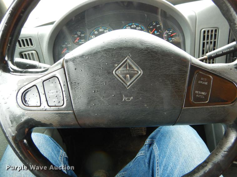 image for item DE8420 2004 International 7400 dump truck