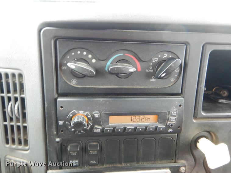 image for item DE8420 2004 International 7400 dump truck