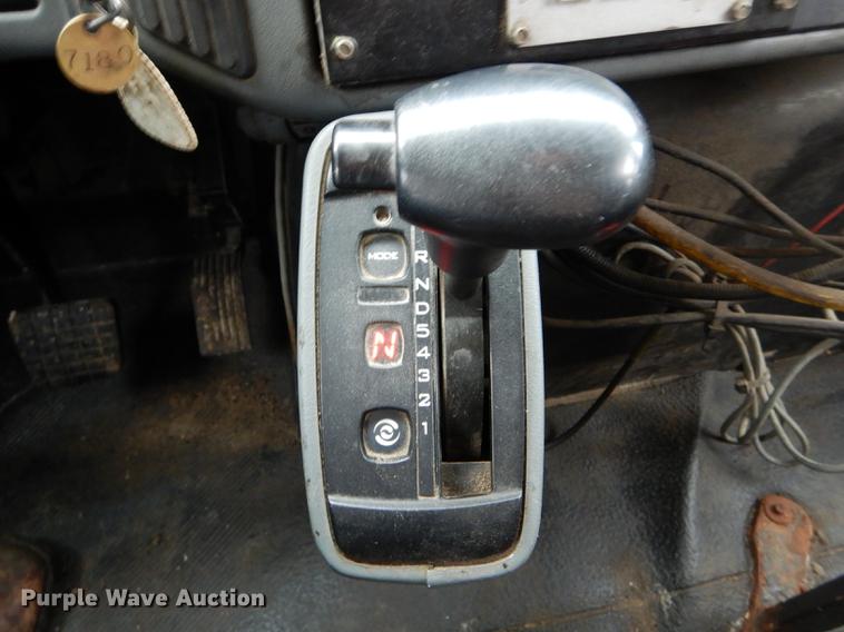 image for item DE8420 2004 International 7400 dump truck