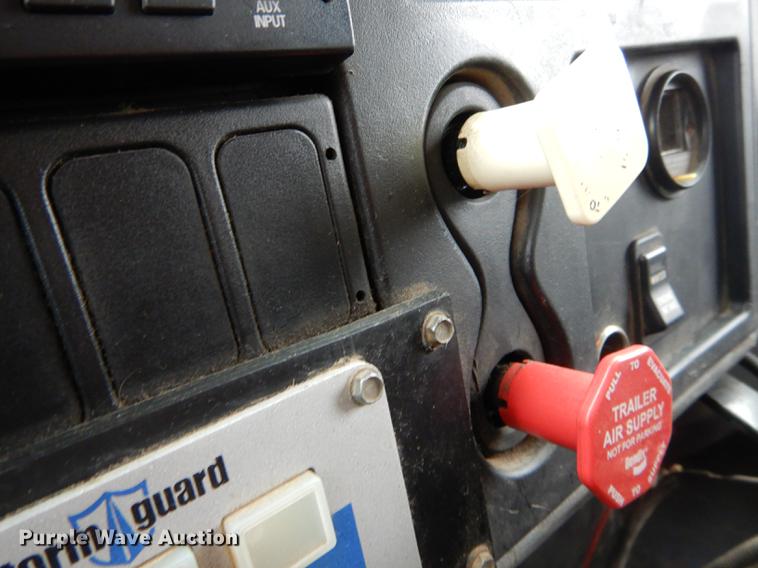 image for item DE8420 2004 International 7400 dump truck