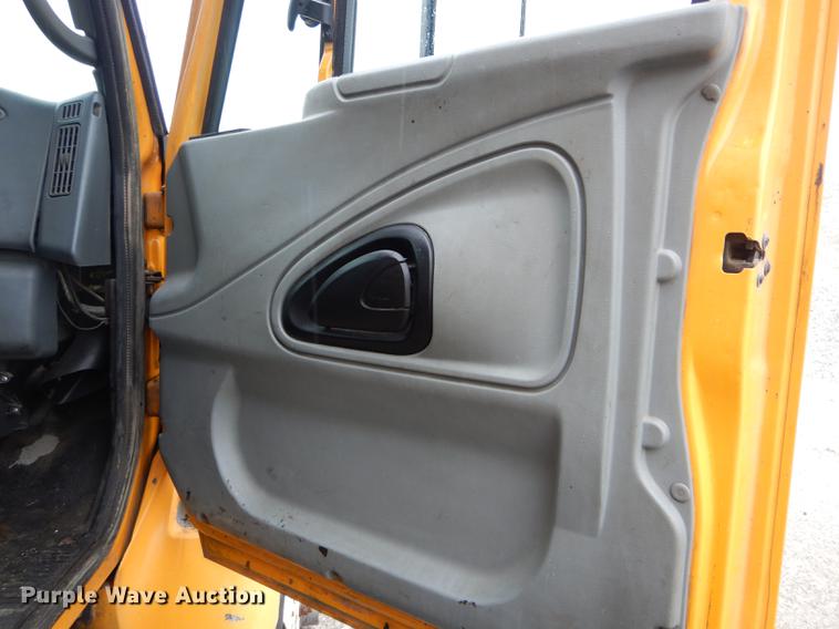 image for item DE8420 2004 International 7400 dump truck