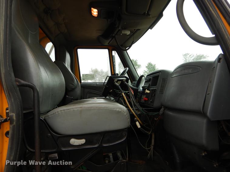 image for item DE8420 2004 International 7400 dump truck