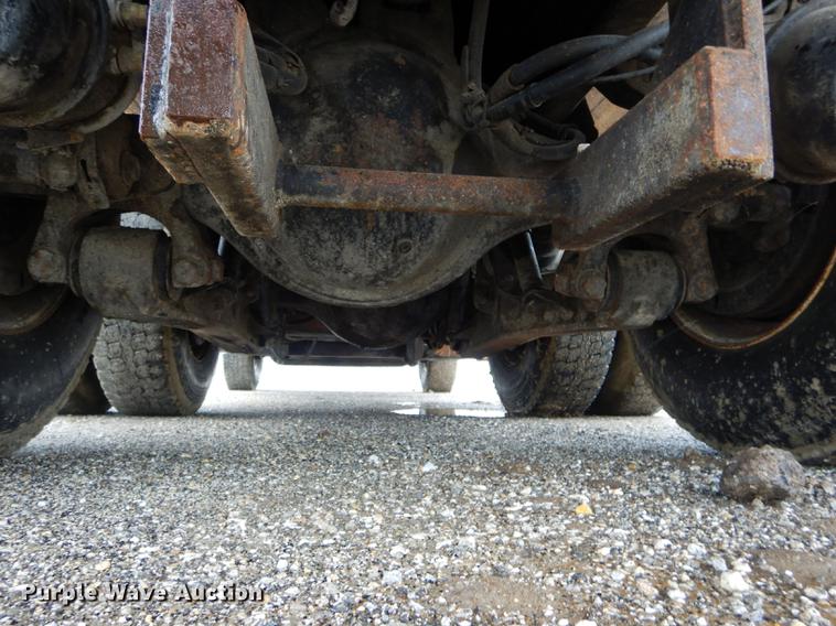 image for item DE8420 2004 International 7400 dump truck