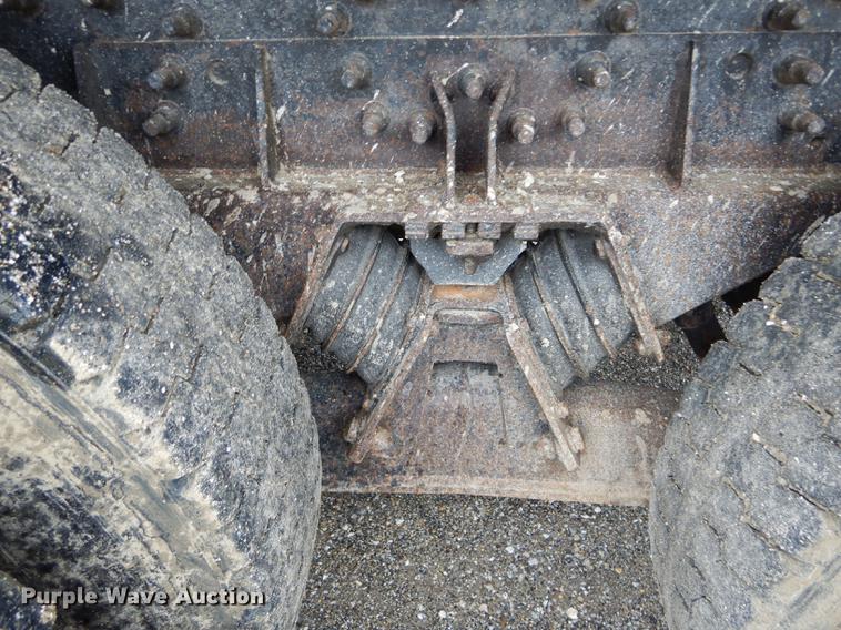 image for item DE8420 2004 International 7400 dump truck