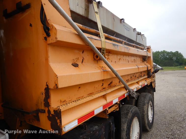 image for item DE8420 2004 International 7400 dump truck