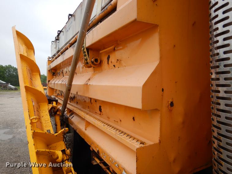 image for item DE8420 2004 International 7400 dump truck