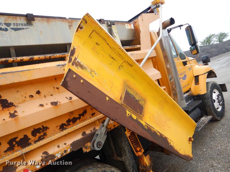 image for item DE8420 2004 International 7400 dump truck