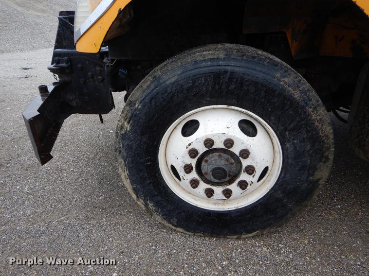 image for item DE8420 2004 International 7400 dump truck