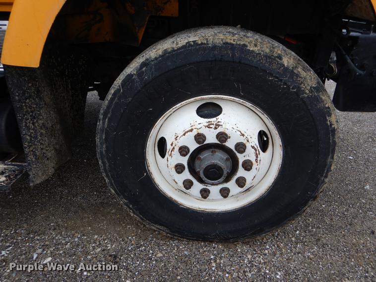 image for item DE8420 2004 International 7400 dump truck