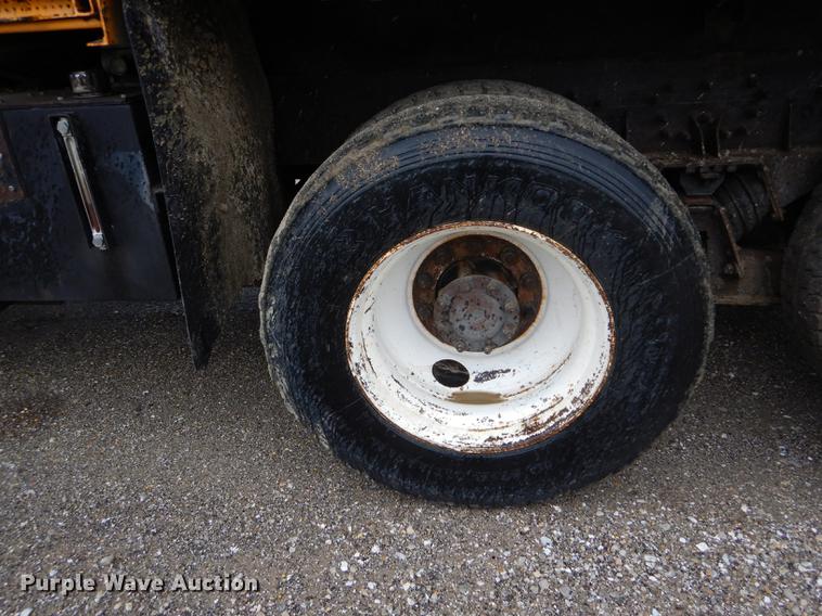 image for item DE8420 2004 International 7400 dump truck