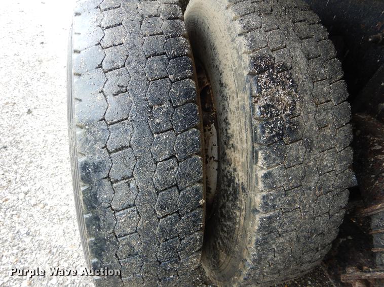 image for item DE8420 2004 International 7400 dump truck