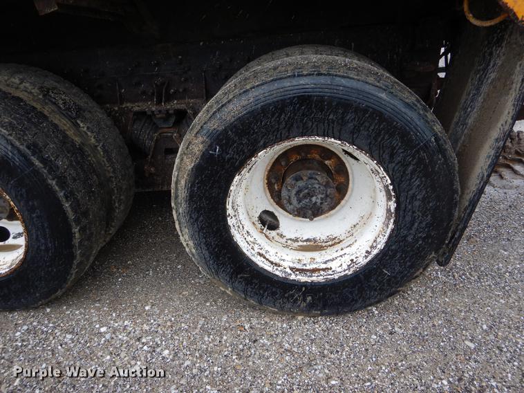 image for item DE8420 2004 International 7400 dump truck