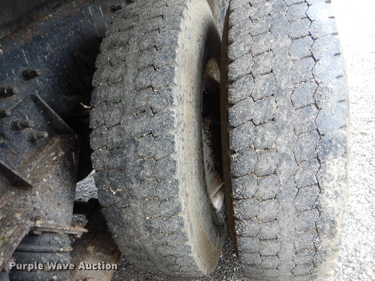 image for item DE8420 2004 International 7400 dump truck