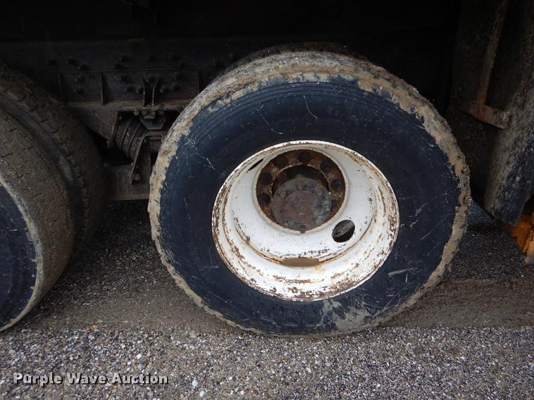 image for item DE8420 2004 International 7400 dump truck