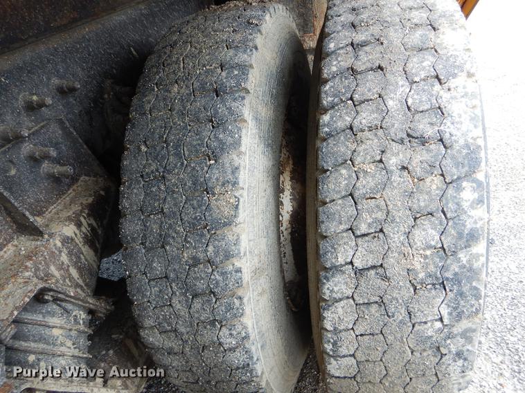 image for item DE8420 2004 International 7400 dump truck