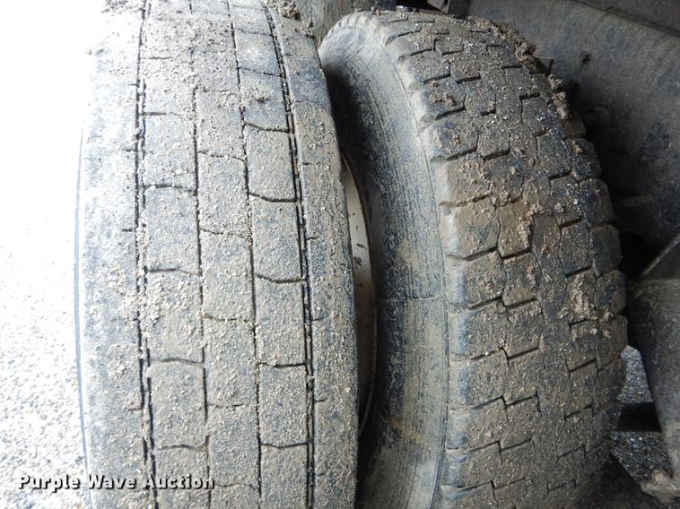 image for item DE8420 2004 International 7400 dump truck