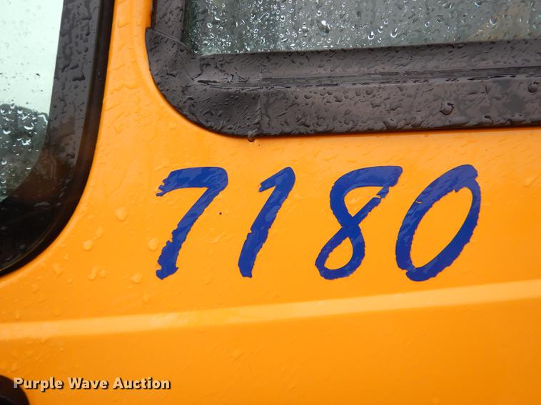 image for item DE8420 2004 International 7400 dump truck