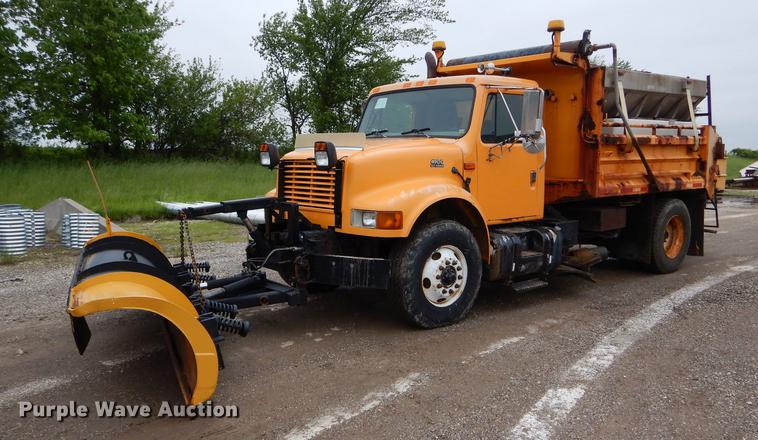 image for item DE8421 2002 International 4900 dump truck